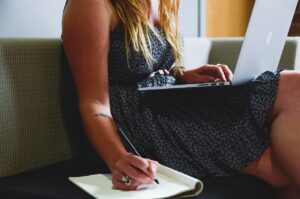 仕事が忙しくて恋愛が出来ない時の解決策は？